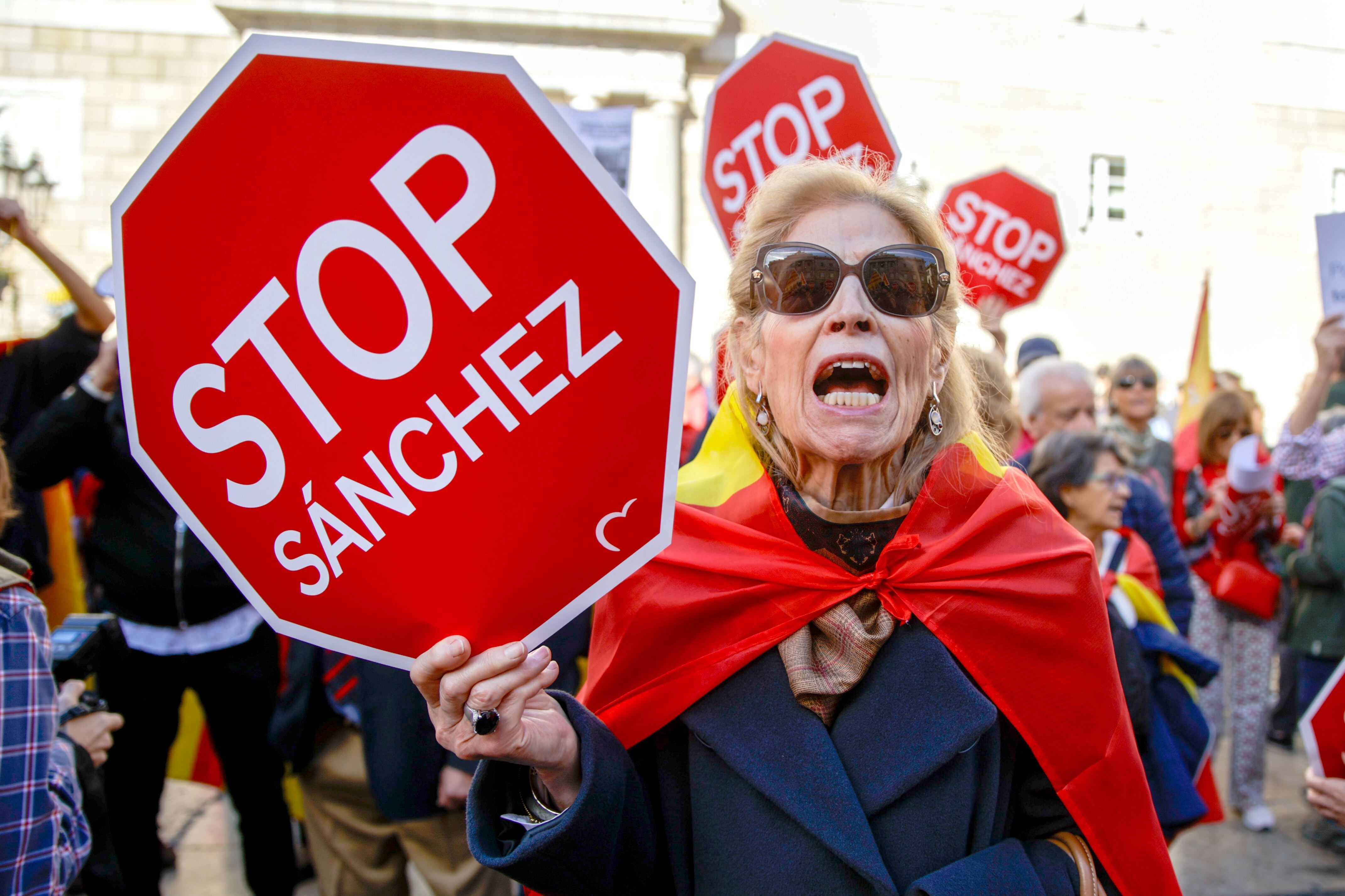 Una mujer sostenía un cartel con el lema “stop Sánchez”, durante la concentración en la plaza Sant Jaume de Barcelona.