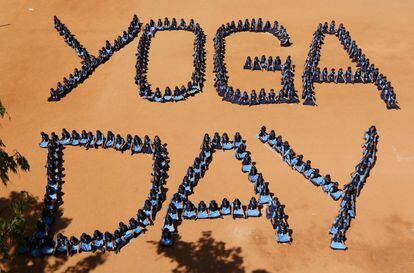 Escolares forman la palabra 'Día del yoga' en Chennai (India), el 21 de junio de 2018. 