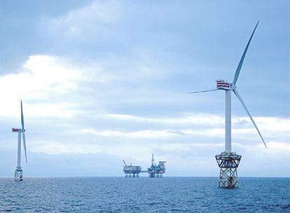 Los dos aerogeneradores fabricados por Repower, ante la plataforma petrolífera de Beatrice, en el mar del Norte.