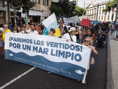 Vecinos de Santa Cruz de Tenerife se manifestaron el s&aacute;bado contra los vertidos.
