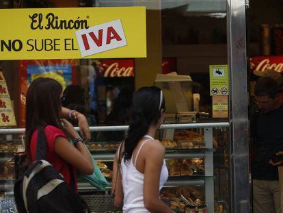 Un pequeño comercio de bebidas y pasteleria, en Madrid. 