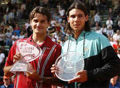 Federer y Nadal posan con sus respectivos trofeos de Hamburgo