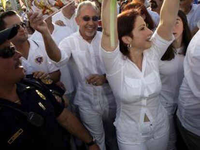 Gloria y Emilio Estefan, en cabeza de una manifestación en apoyo a las Damas de Blanco en la Pequeña Habana, en Miami, el 25 de marzo de 2010.