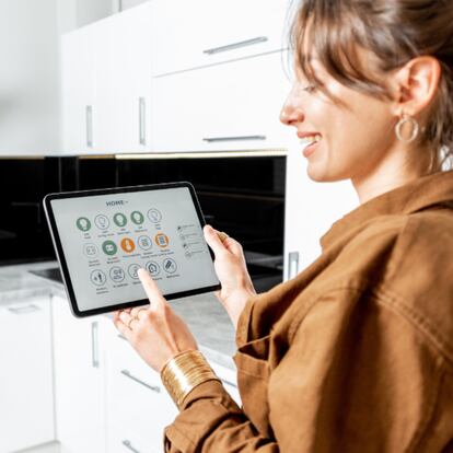 Una casa domótica brinda mayor comodidad y rapidez, al permitir manejar los dispositivos desde el móvil o la tablet. GETTY IMAGES.