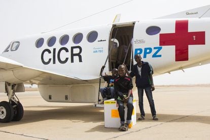 De izquierda a derecha, los hermanos Chiroma, Yussuf (11 años) y Ahmed (12), e Ibrahim Mustafa (17) a punto de subirse al vuelo del CICR, de Yola a Maiduguri, para reunirse con sus familias. Estudiaban en Camerún cuando fueron repatriados a Nigeria. Los padres de Ahmed y Yussuf tuvieron que huir de la violencia en su ciudad natal, en Nigeria, y desde entonces no han tenido noticias de ellos.