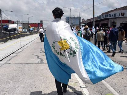 Un joven participa en una protesta contra el Presidente Jimmy Morales en Guatemala