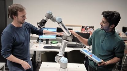 Pablo Lanillos, coordinador científico de METATOOL (izquierda) y el investigador postdoctoral Ajith Anil Meera con uno de sus robots industriales.