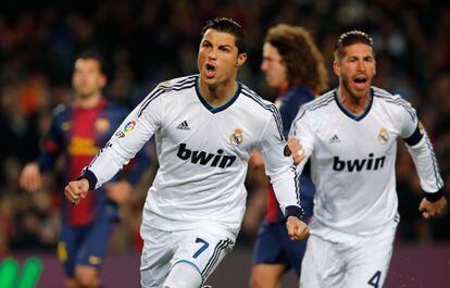 Cristiano Ronaldo celebra el primer gol del partido con Ramos en segundo término.