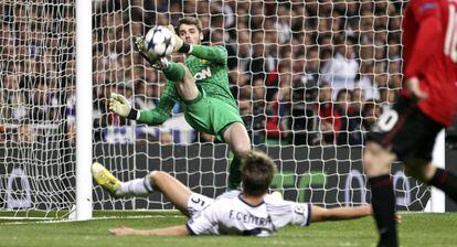 De gea para el balón ante Coentrao.