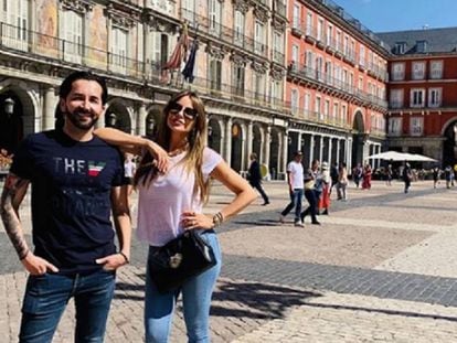 Sofia Vergara y un amigo, en la Plaza Mayor de Madrid.