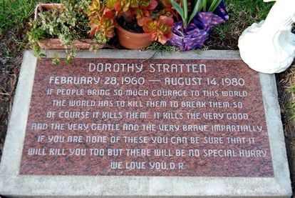 La lápida de Dorothy Stratten en Westwood, Los Ángeles, donde se puede leer