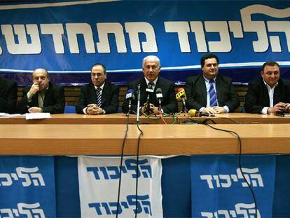 Benjamín Netanyahu habla durante la rueda de prensa ofrecida ayer en Tel Aviv junto a la cúpula del Likud.