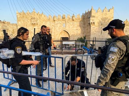 Policías israelíes cierran el paso a la Puerta de Damasco de la Ciudad Vieja, el sábado en Jerusalén.