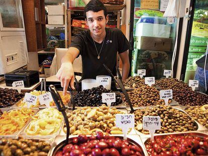 Los colores vivos invaden los puestos de frutas, especias y dulces del  &lsquo;shuk&rsquo;. 