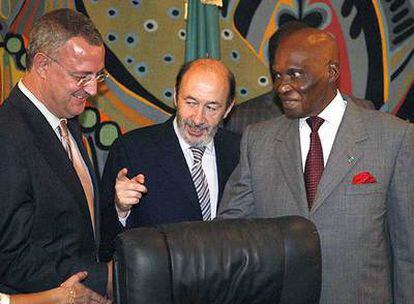 Jesús Caldera (izquierda), Alfredo Pérez Rubalcaba y el presidente de Senegal, Abdoulaye Wade, en Dakar.