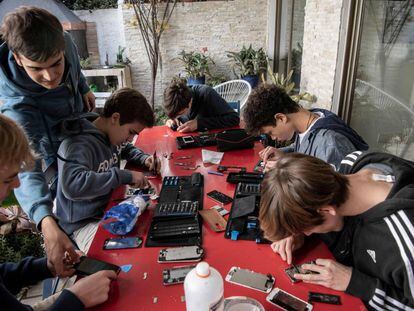 Jóvenes chilenos reparan teléfonos móviles para que estudiantes sin recursos asistan a sus clases en línea