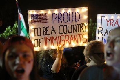 Protesta ante la mansión de Trump, este sábado.