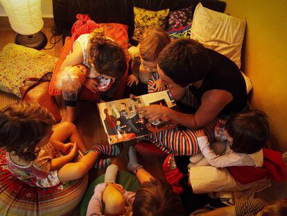Almudena García es la autora de 'Otra educación es posible'. En la foto, una maestra con unos niños leyendo un cuento.