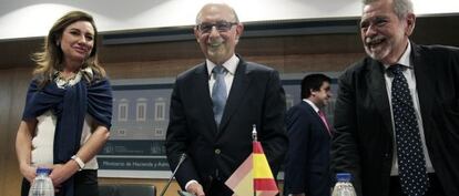 Cristóbal Montor, ministro de Hacienda, rodeado de sus colaboradores en el último CPFF