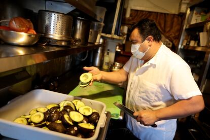 El cocinero Jorge Granada prepara guacamole en el restaurante Tommy's Mexican Restaurant, en San Francisco, California (EEUU).