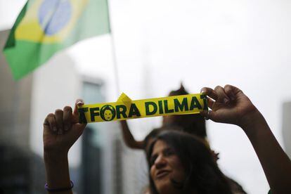 Una manifestante pide la dimisión de Dilma Rousseff.