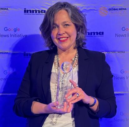 Olalla Novoa Ojea, la coordinadora de Proyectos de Voz de PRISA Media, recogiendo el premio en Nueva York.