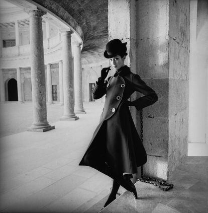En la imagen, una modelo posa con un diseño de Elio Bernhanyer en el patio del palacio de Carlos V, el mismo edificio que 55 años después acoge la exposición ‘Henry Clarke y la moda de España bajo el influjo de la Alhambra’. 