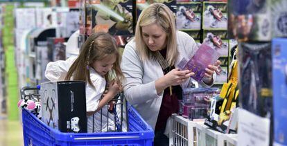 Una familia estadounidense de compras navide&ntilde;as