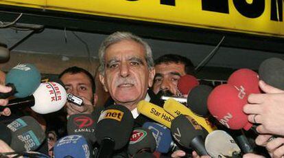 Ahmet Türk, presidente del DTP, ante los medios ayer en Ankara.