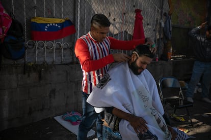 Migrantes venezolanos se cortan el cabello en una de las calles de Ciudad Juárez, Chihuahua. 