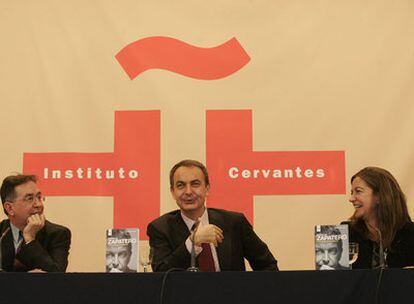 Suso de Toro, José Luis Rodríguez Zapatero y Angels Barceló, en Madrid.