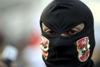 Un miembro del Black Bloc, en la plaza de Tahrir en El Cairo.