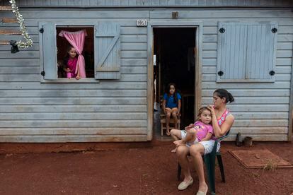 Patricia, de 27 años, pasa la tarde junto a sus tres hijas en su casa en el barrio de Cuatro Bocas. 
