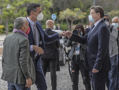 El presidente del Gobierno, Pedro Sánchez, saluda al presidente de la Generalitat, Ximo Puig, el pasado mes de mayo en Valencia.