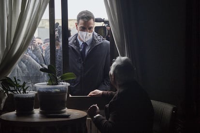 El presidente del Gobierno de España, Pedro Sánchez, conversa con una vecina de Buñuel (Navarra), durante una visita a la localidad afectada este martes.