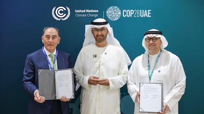 El presidente de Iberdrola, Ignacio Sánchez Galán, Sultan Al Jaber, ministro de Industria y Tecnología Avanzada de Emiratos Árabesa y presidente de Masdar, y Mohamed Jameel Al Ramahi, director ejecutivo de Masdar.