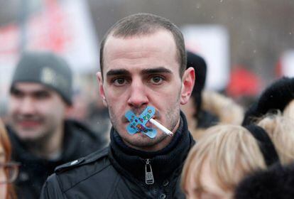 Un participante en la marcha 'Por unas elecciones libres' de Moscú, con la boca tapada por sendas tiritas, el pasado 10 de diciembre.