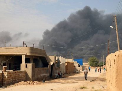 Humo producido durante los choques entre las tropas turcas y las milicias kurdas, en el noreste de Siria este jueves.