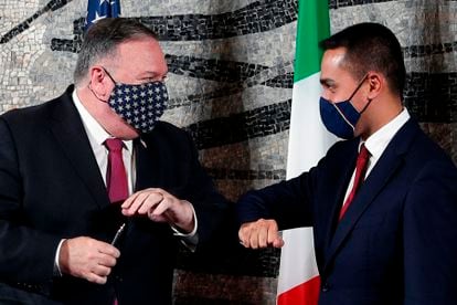 El secretario de Estado de EE UU, Mike Pompeo, se saluda con el ministro de Exteriores italiano, Luigi Di Maio, este miércoles, en Roma.