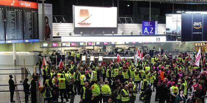 Trabajadores del aeropuerto de Fr&aacute;ncfort, durante la huelga de este martes.