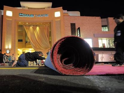Colocaci&oacute;n de la alfombra roja de los Oscar, en el rebautizado Dolby Theatre, el mi&eacute;rcoles por la noche.