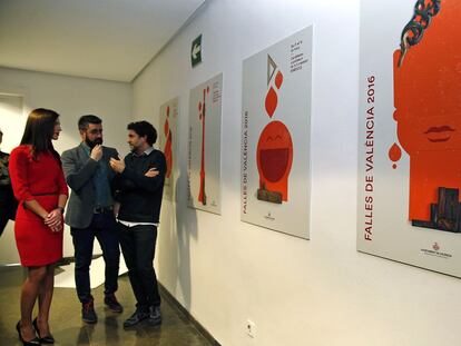 La mayor mayor Alicia Moreno, el concejal Pere Fuset y el artista Ib&aacute;n Ram&oacute;n ante los cuatro carteles. 