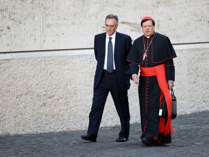 El cardenal mexicano Norberto Rivera (derecha).