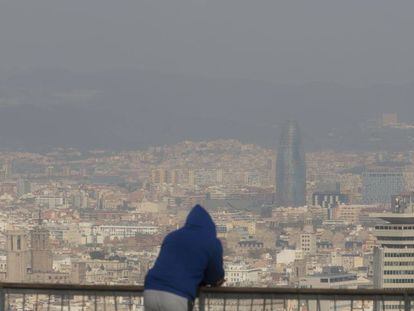Contaminaci&oacute; sobre Barcelona.