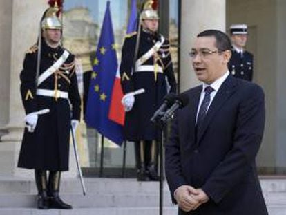 El primer ministro rumano, Victor Ponta, se dirige a los medios de comunicación tras su reunión con el presidente galo, François Hollande, en el Palacio del Elíseo en París (Francia) hoy, jueves 21 de febrero de 2013.