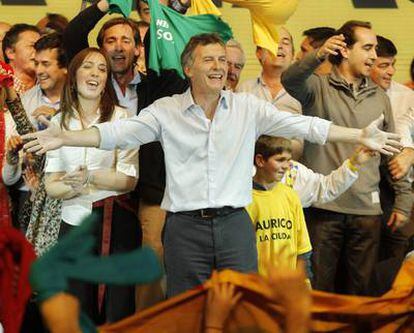 El alcalde de Buenos Aires, Mauricio Macri (c), celebra su reelección tras la segunda vuelta electoral que lo enfrentó al senador Daniel Filmus