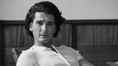El actor Yon González posa para ICON con una camiseta de Dolce & Gabbana que actualiza la ropa interior.