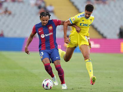 Jules Koundé en una jugada con Chris Ramos durante el partido entre el Barcelona y el Cádiz, este domingo.