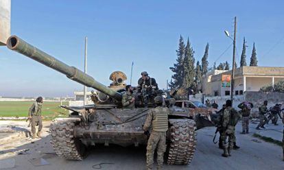 Rebeldes sirios aliados de Turquía, el pasado jueves en Saraqib, en la provincia de Idlib.