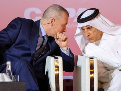 Willie Walsh, CEO de IAG, y Akbar Al Baker, su homólogo de Qatar Airways, el pasado mes de febrero.